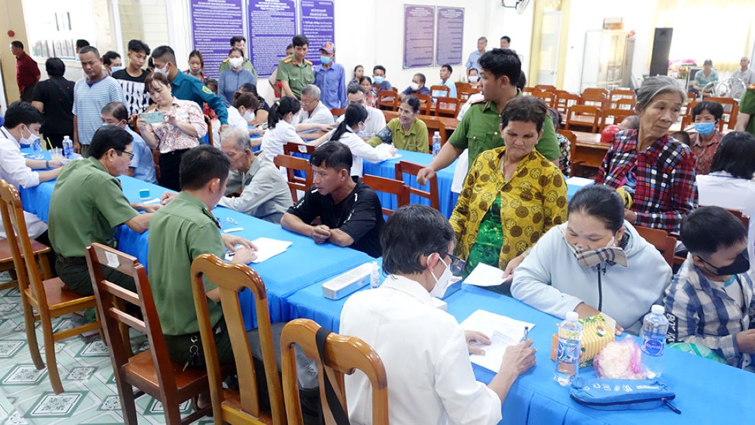 Chuong trinh kham benh, cap thuoc mien phi cho nguoi dan huyen Phu Tan do Benh xa Cong an tinh An Giang phoi hop doan thay thuoc Truong Dai hoc Y duoc Can Tho thuc hien. Anh: Vu Tien