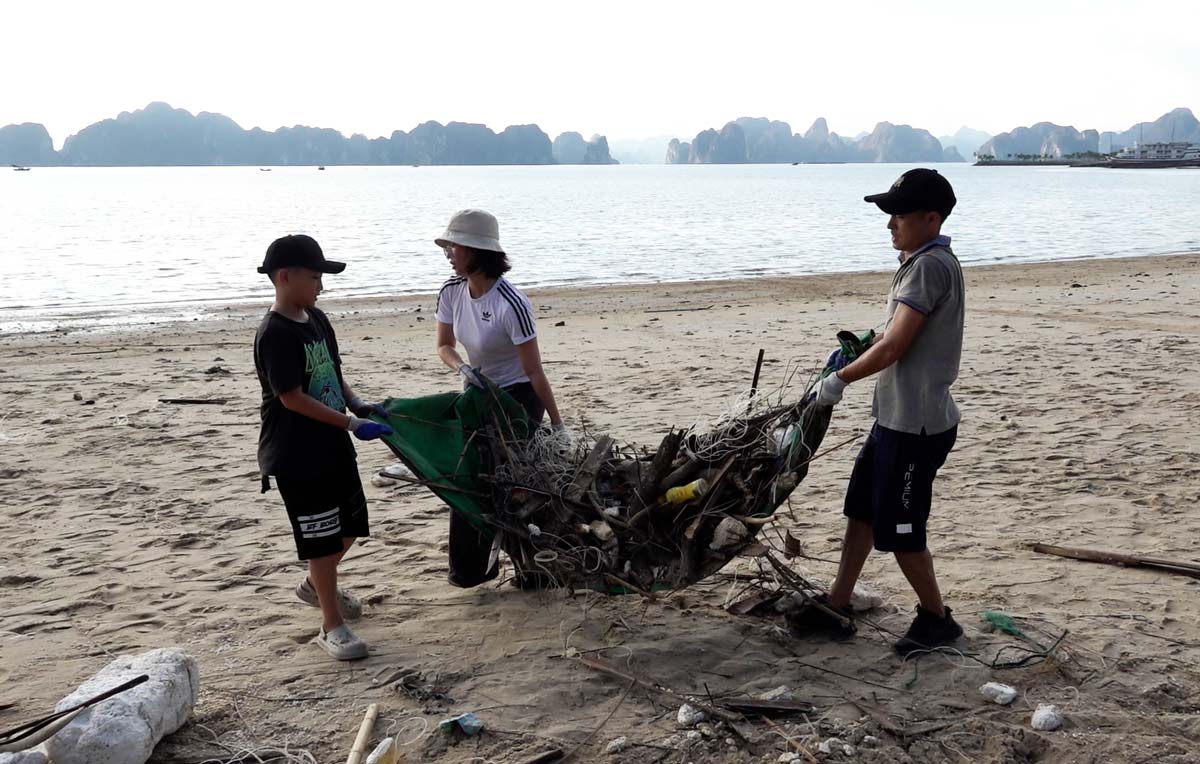 Nguyen Linh Huong's family collects trash at Tuan Chau beach, Ha Long city, Quang Ninh province. Photo: Doan Hung