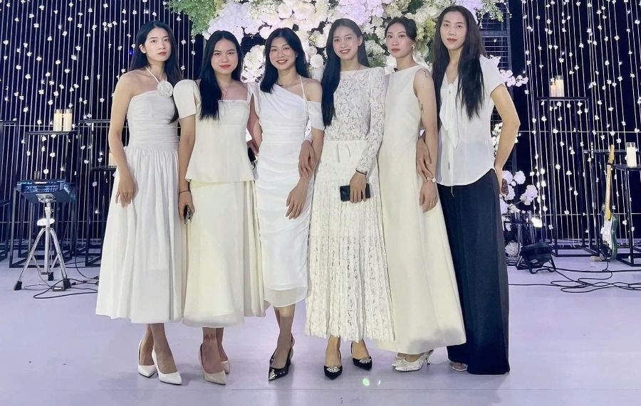 Dàn cầu thủ đội bóng chuyền Binh chủng Thông tin dự lễ cưới của phụ công Trần Việt Hương. Ảnh: Phạm Hiền