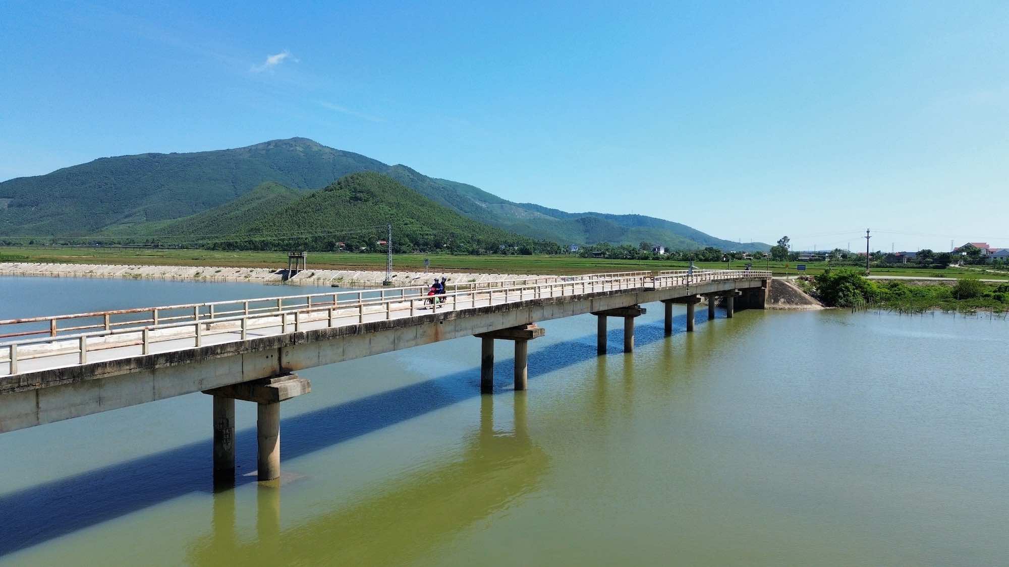 Cau Song Thai (thuoc dia phan xa Quang Kim, huyen Quang Trach, tinh Quang Binh) xuong cap nghiem trong khien nguoi dan lo lang khi di chuyen qua lai. Anh: Cong Sang