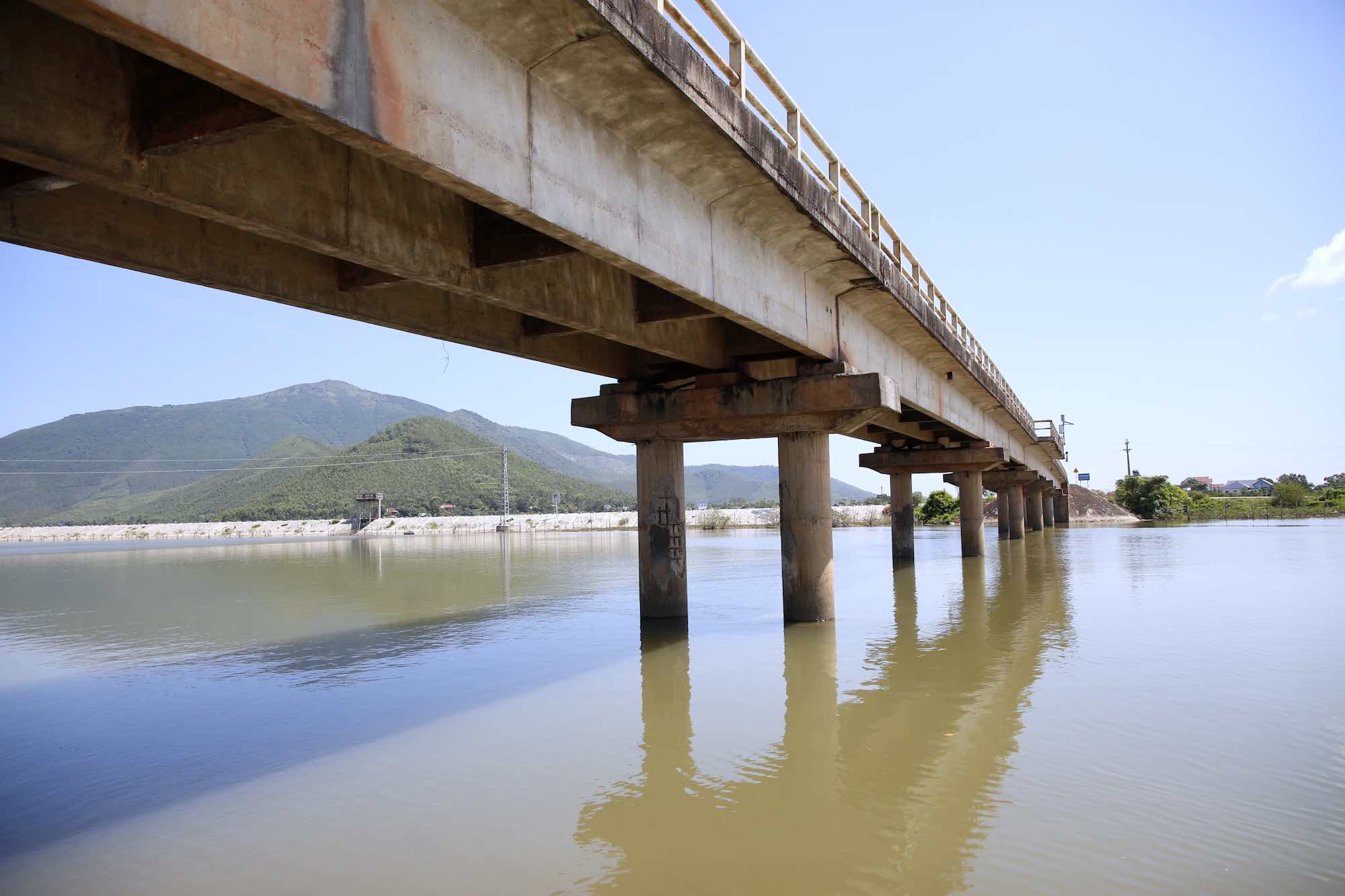 Chu tich UBND xa Quang Kim Chu Viet Dung cho biet, cau song Thai nam tren truc duong lien xa Quang Phu, Quang Kim va Quang Hop.  “Nguoi dan 2 xa Quang Kim va Quang Hop muon di xa Quang Phu hoac ve Quoc lo 1 deu phai ngang qua cau nay. Dia phuong mong muon cac cap co tham quyen nang cap, sua chua cau song Thai nham dam bao an toan cho nguoi dan” – ong Dung noi. Anh: Cong Sang 