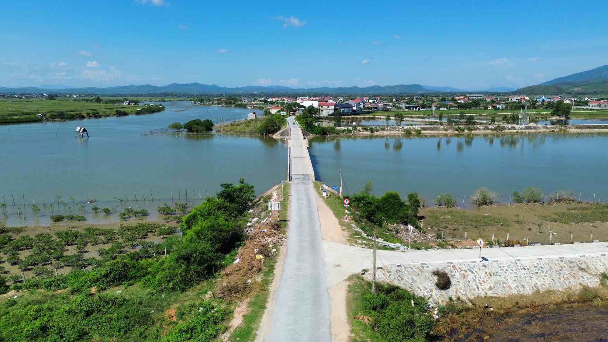 De dam bao an toan cho phuong tien va nguoi dan, So GT-VT tinh Quang Binh da cam bien cam xe trong tai 5 tan tro len khong duoc phep qua cau. Cung do, khoang cach giua cac xe khi qua cau toi thieu 100m. Anh: Cong Sang