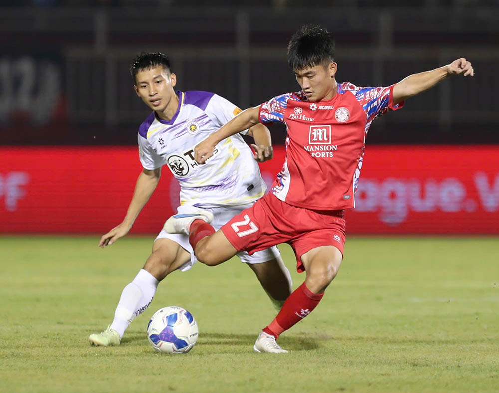 Som co loi the quan so, Ha Noi FC lam chu hoan toan the tran. Tuy nhien, cac cau thu TPHCM van thi dau kha kien cuong va hoa giai hau het cac dot tan cong cua Ha Noi FC.