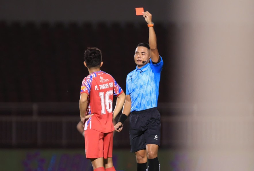 Thanh Khoi received a red card in the match where Ho Chi Minh City lost 0-1 to Hanoi FC in round 3 of V.League 2024-2025. Photo: Minh Dan