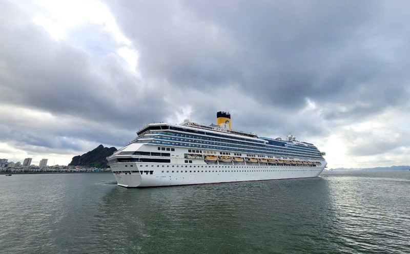 Cruise ship Costa Serena is entering Ha Long International Passenger Port, Ha Long Bay. Photo: Nguyen Hung