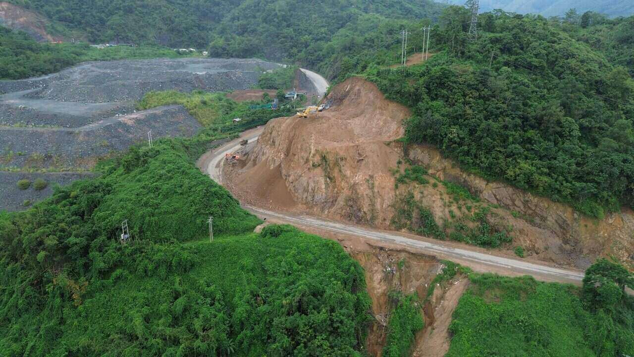 Tiếp tục kéo dài thời gian xử lý dốc tử thần trên Quốc lộ 6. Ảnh: Minh Chuyên
