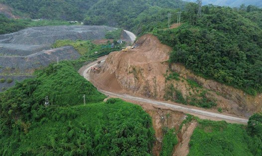 Tiếp tục kéo dài thời gian xử lý dốc tử thần trên Quốc lộ 6. Ảnh: Minh Chuyên