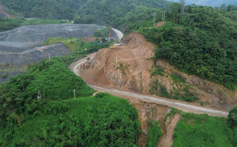 Continue to extend the time to handle the deadly slope on Highway 6. Photo: Minh Chuyen
