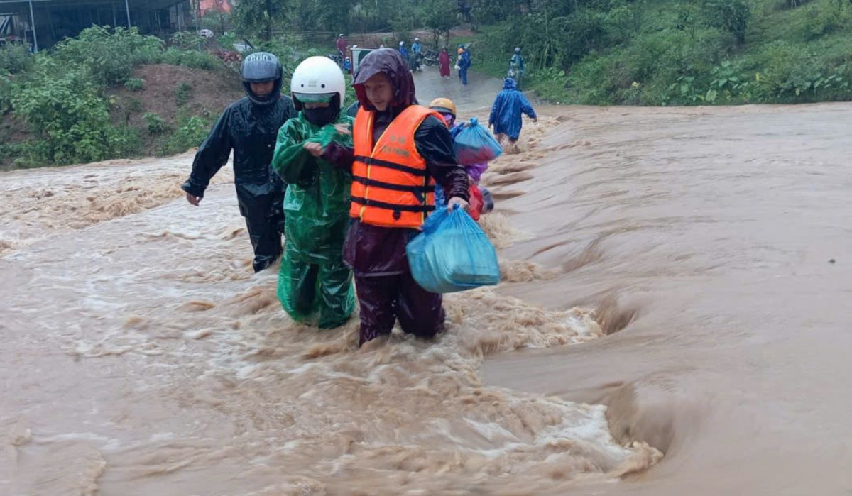 The spillway in Huong Hoa district was flooded after light rain due to storm No. 4. Photo: H.Nguyen.