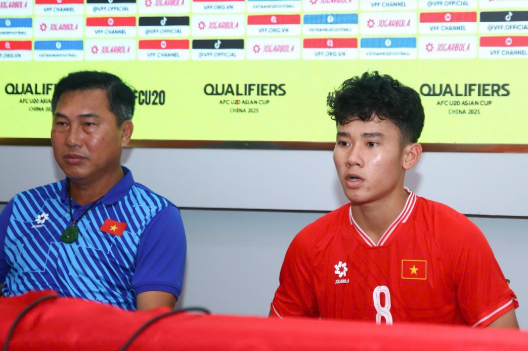 Coach Hua Hien Vinh and midfielder Quang Duyet of the Vietnam U20 team. Photo: VFF