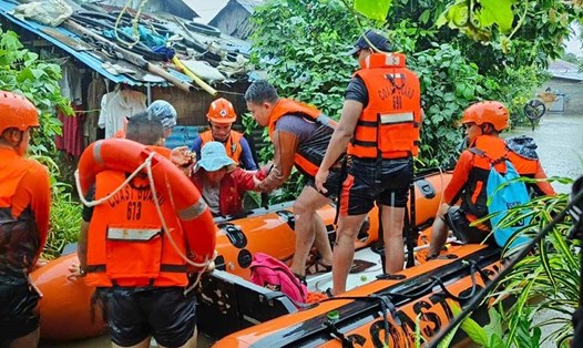 Lực lượng cứu hộ Philippines sơ tán người dân đến nơi an toàn ở tỉnh Northern Samar khi bão Yagi gây lũ lụt nghiêm trọng. Ảnh: Philippine Coast Guard