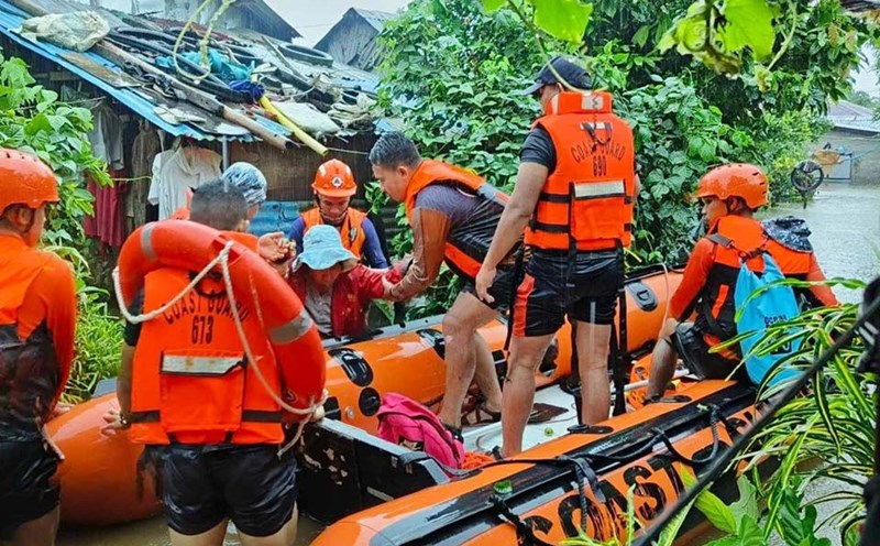 Lực lượng cứu hộ Philippines sơ tán người dân đến nơi an toàn ở tỉnh Northern Samar khi bão Yagi gây lũ lụt nghiêm trọng. Ảnh: Philippine Coast Guard