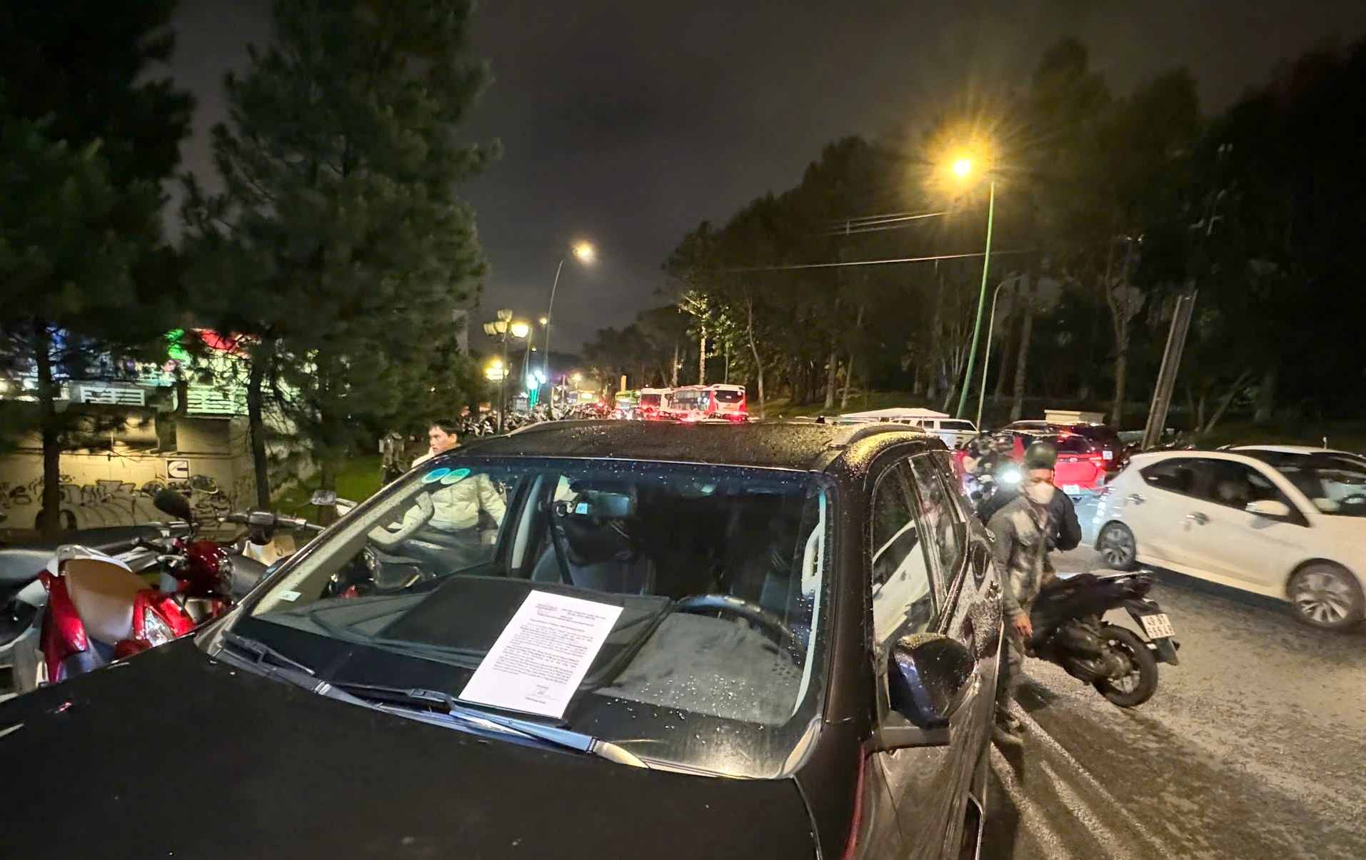 Một xe ôtô dừng đỗ sai quy định đã bị cơ quan chức năng thông báo xử phạt. Ảnh: Nguyễn Quân