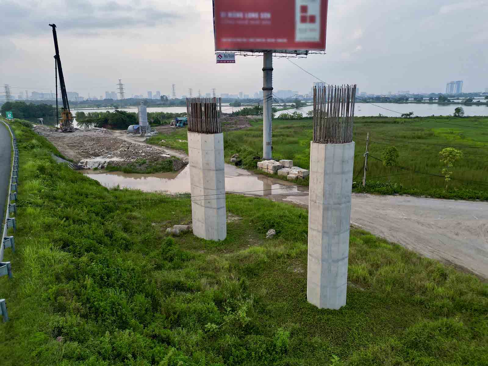 The 4 overpass piers that have been completed over the past several months are the most obvious result of this project after more than 1 year of construction. The iron frame above has signs of rust.