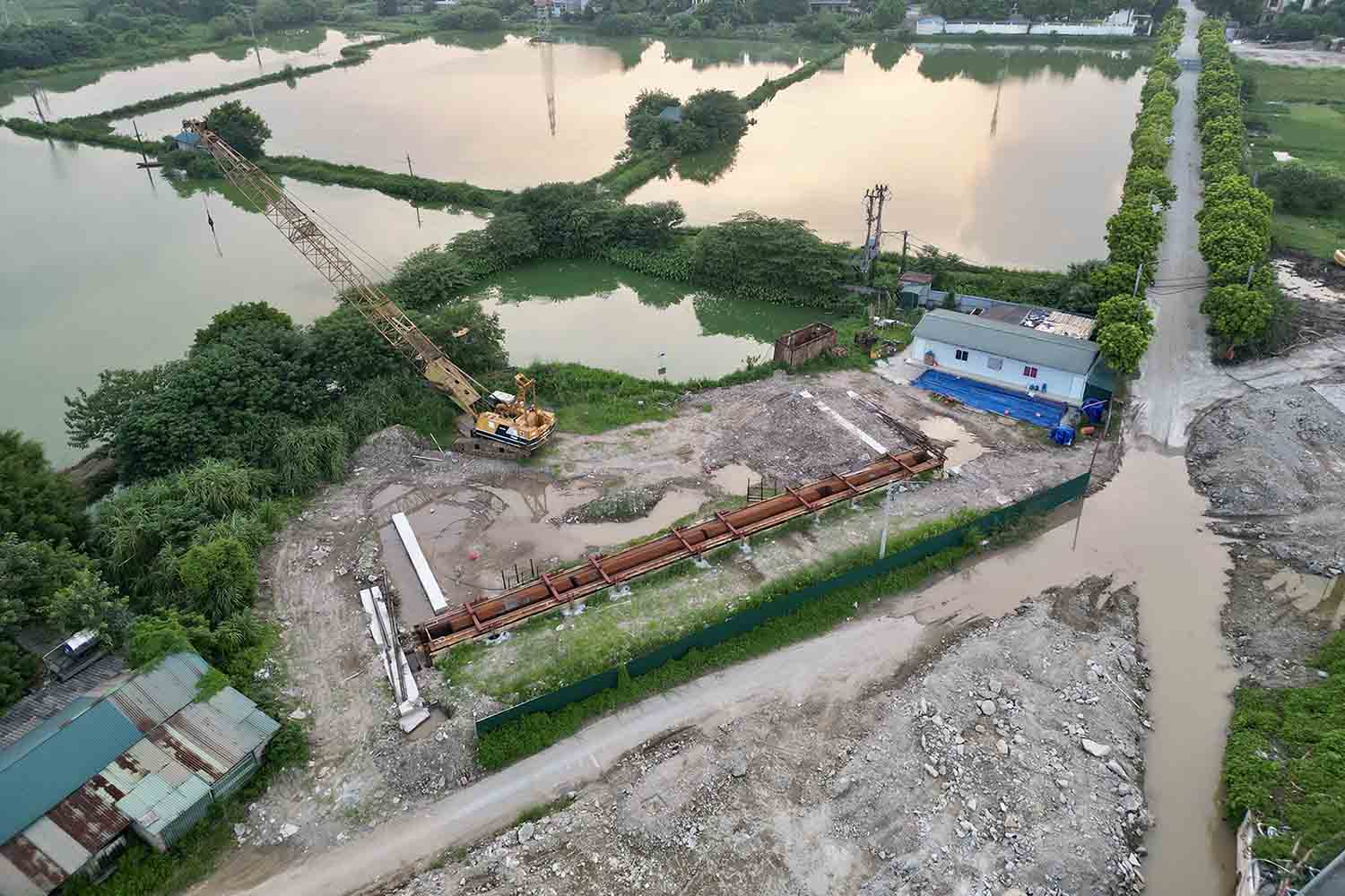 The starting point of the project is the Phap Van - Cau Gie expressway (Tu Hiep commune, Thanh Tri district). For many months there has been no sign of progress here, the machines have been almost idle, and the workers have been working at a slow pace.