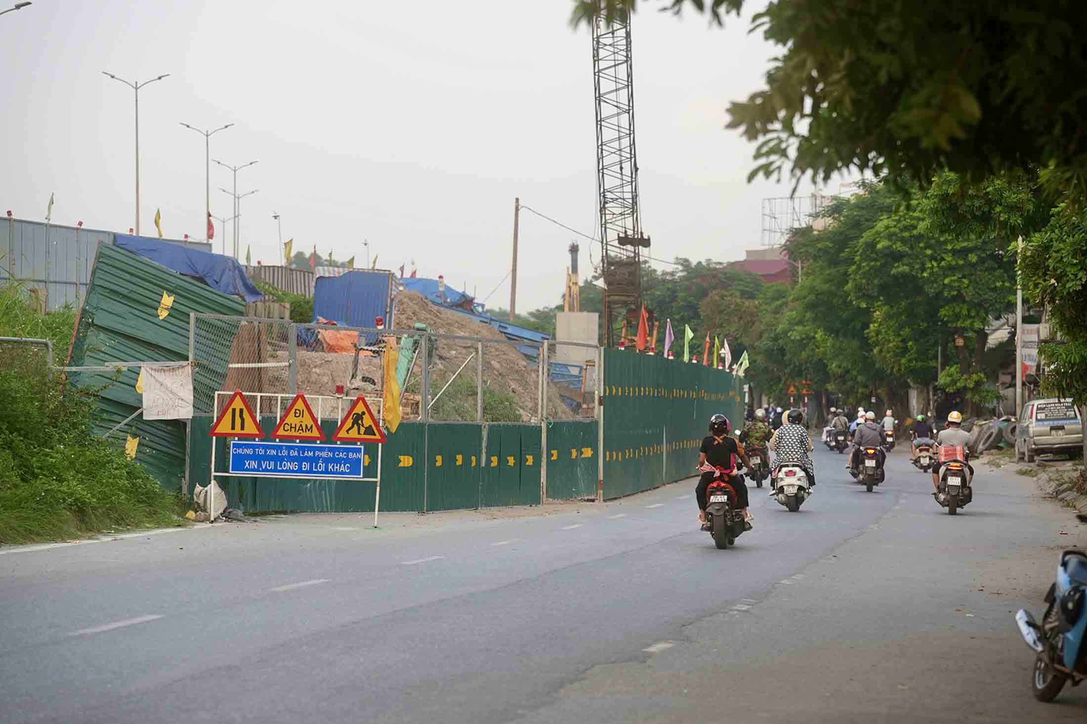 However, with the current slow progress in site handover, the risk of the project not being able to finish as planned is present. Photo: Huu Chanh