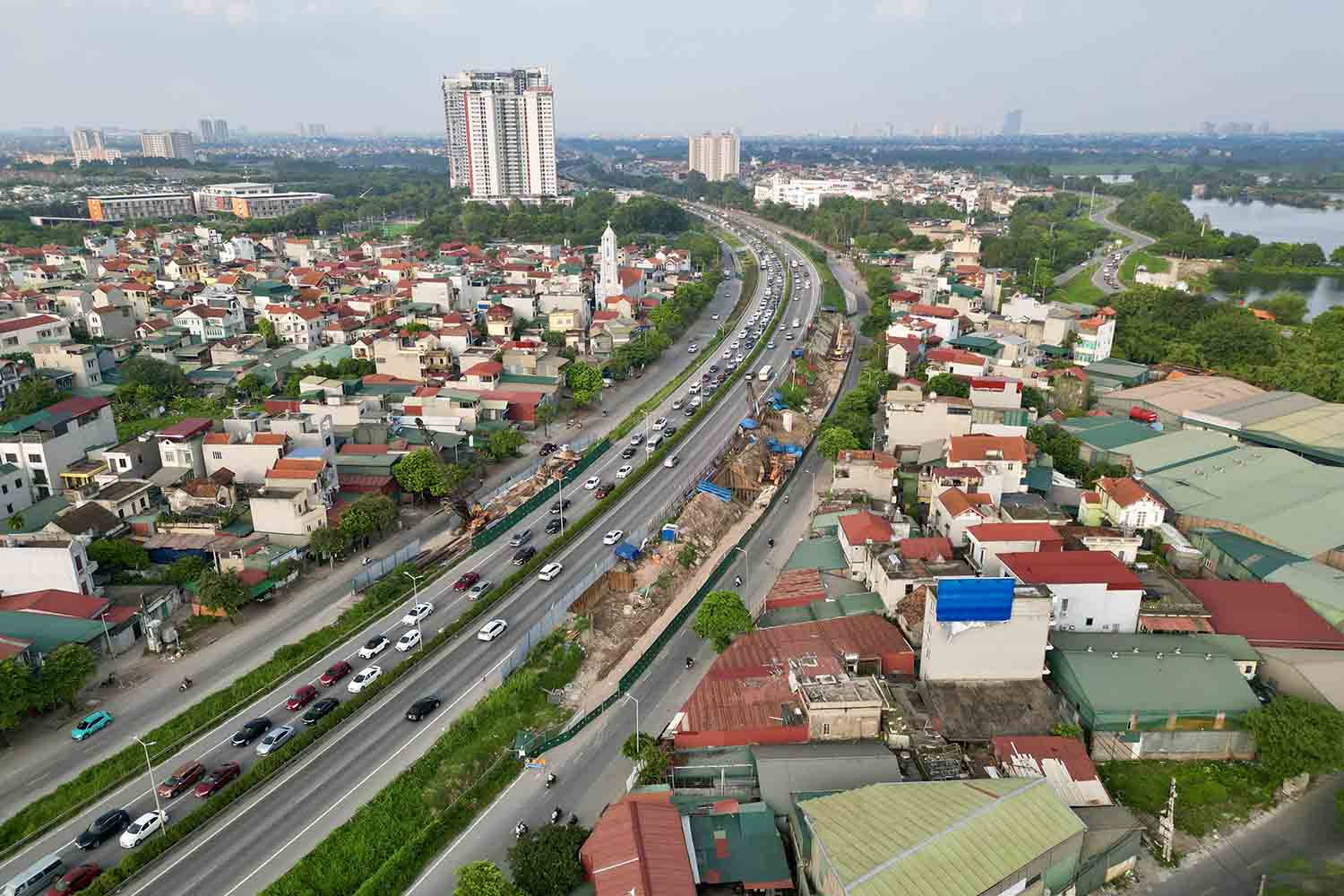 At the construction site intersection with Ring Road 3, the contractor can only work on a narrow strip of land along this road. There are no signs of land clearance in the surrounding area.