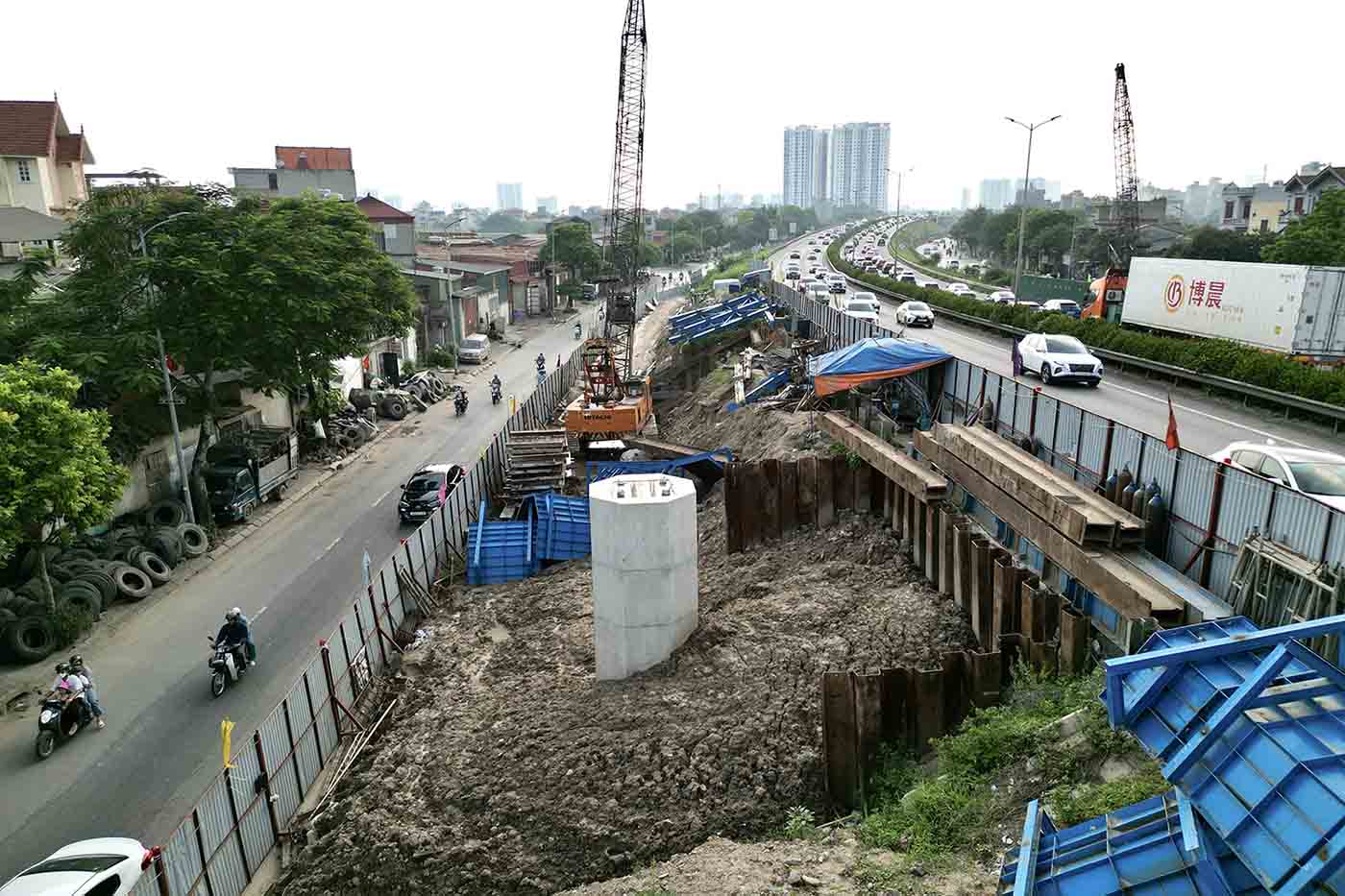 The contractor can only work on a narrow strip of land along this road. There is no sign of land clearance in the surrounding area. Photo: Huu Chanh