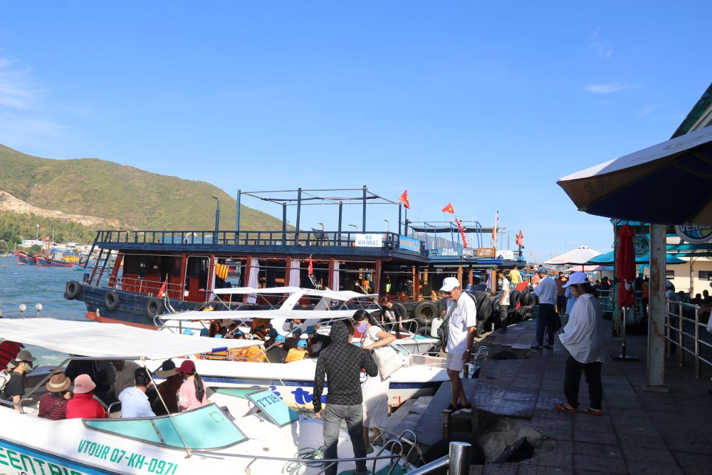 Giá vé máy bay "nhảy múa" trước kỳ nghỉ lễ, du khách nội địa đến Nha Trang không tăng dịp 2.9. Ảnh: Phương Linh