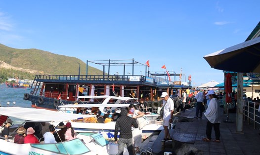 Giá vé máy bay "nhảy múa" trước kỳ nghỉ lễ, du khách nội địa đến Nha Trang không tăng dịp 2.9. Ảnh: Phương Linh