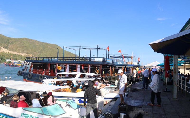 Giá vé máy bay "nhảy múa" trước kỳ nghỉ lễ, du khách nội địa đến Nha Trang không tăng dịp 2.9. Ảnh: Phương Linh