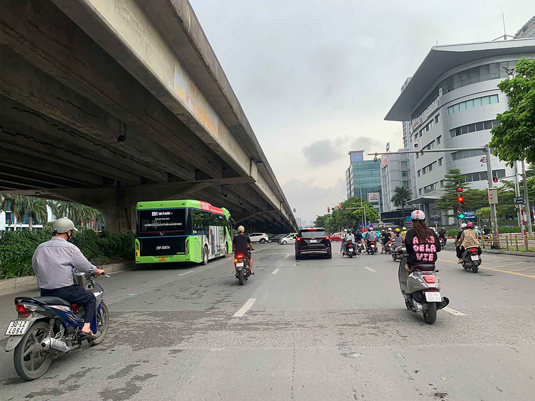 Giao thông tương đối thông thoáng trên đường Phạm Hùng, khu vực gần bến xe Mỹ Đình. Ảnh: Nhật Minh