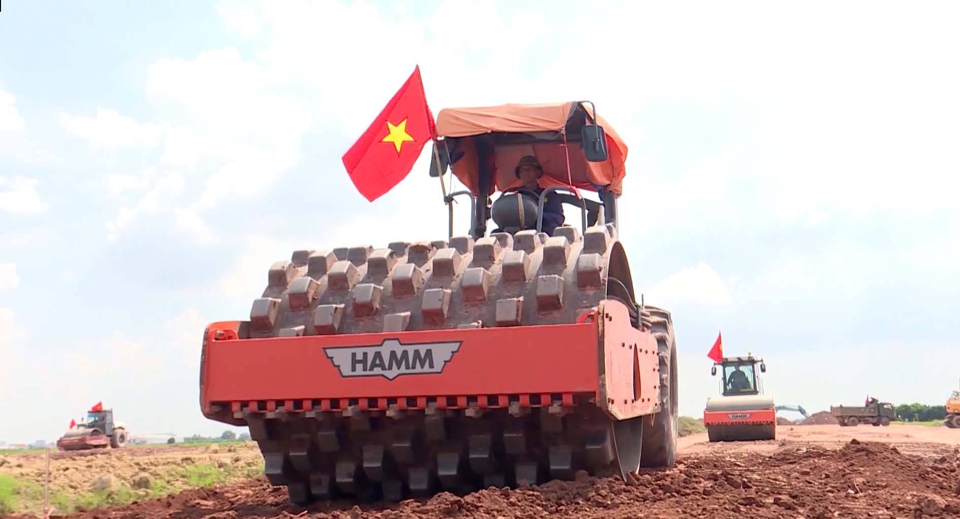 Gói thầu số 14  thi công dự án đường Vành đai 4 Vùng Thủ đô đoạn qua Bắc Ninh những ngày nghỉ lễ Quốc khánh 2.9. Ảnh: Vân Trường