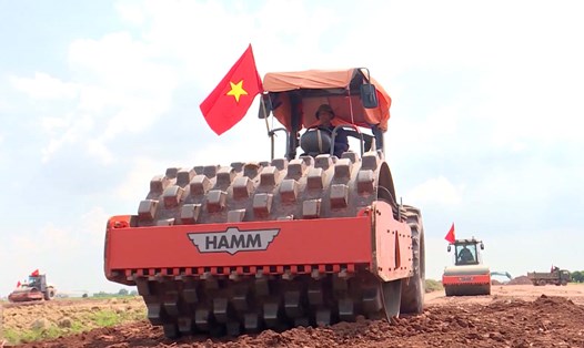 Gói thầu số 14  thi công dự án đường Vành đai 4 Vùng Thủ đô đoạn qua Bắc Ninh những ngày nghỉ lễ Quốc khánh 2.9. Ảnh: Vân Trường