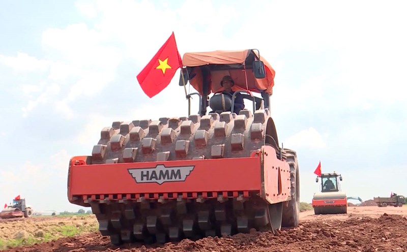 Gói thầu số 14  thi công dự án đường Vành đai 4 Vùng Thủ đô đoạn qua Bắc Ninh những ngày nghỉ lễ Quốc khánh 2.9. Ảnh: Vân Trường