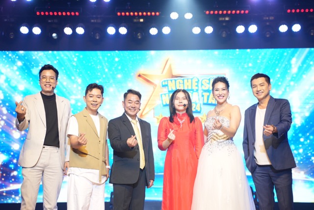 Quang Minh và các nghệ sĩ trong chương trình. Ảnh: NSX.