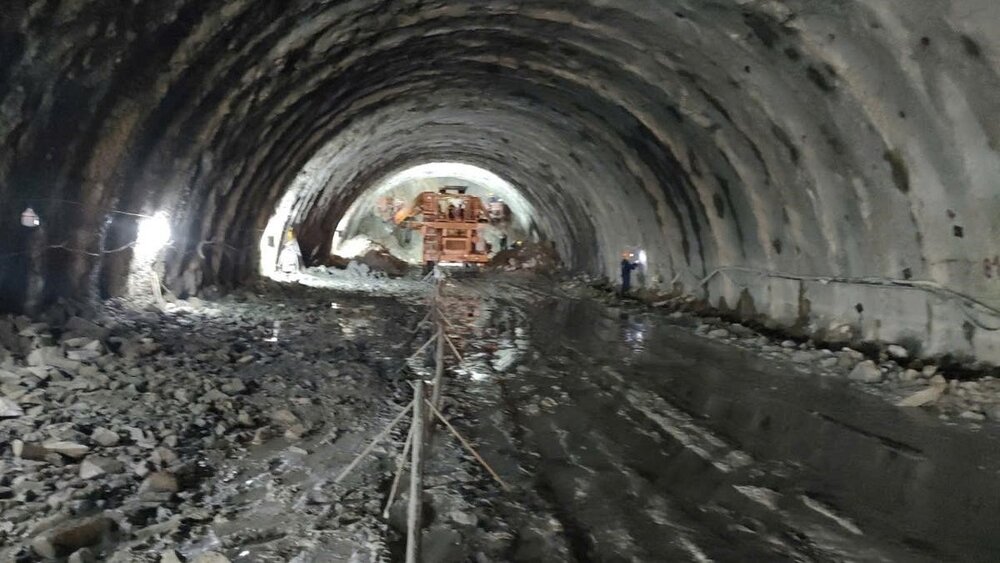 Phuong Hoang Tunnel - The longest road tunnel on the Khanh Hoa - Buon Ma Thuot expressway, part of the XL01 package deployed by Deo Ca Group. Up to now, the construction of the two tubes of the Left Tunnel and the Right Tunnel has reached 160m and 121m respectively. The goal is to open the tunnel by December 2025, 6 months ahead of the overall project schedule. Photo: Management Board of the XL1 package of the Khanh Hoa - Buon Ma Thuot project