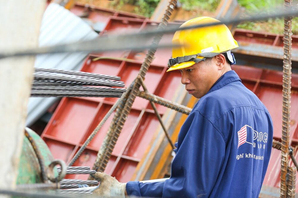 To ensure the project's progress, the construction unit has established Construction Command Committees at the bridge points, proactively coordinating machinery, equipment and personnel to serve the construction at the bridge points where the land has been handed over. The goal in 2025 is to complete all 20 bridges of the project. Photo: Phung Anh