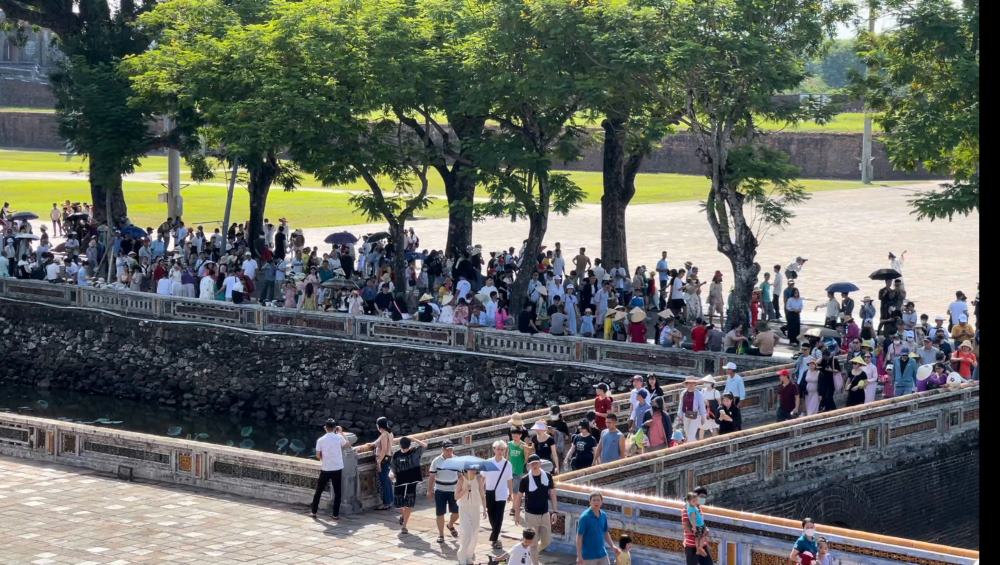 Tourists line up to visit Hue Imperial City. Photo: Phuc Dat.