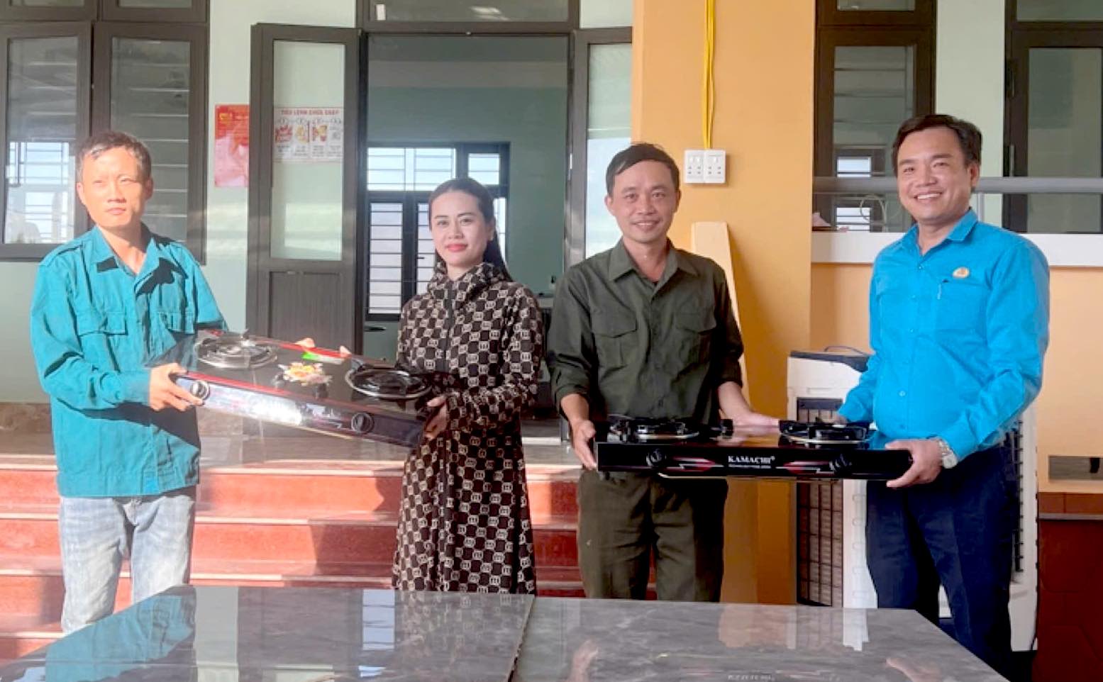 LĐLĐ huyện Quảng Trạch vừa trao quà cho trạm bảo vệ rừng và đoàn viên khó khăn trên địa bàn. Ảnh: Thu Hoài.