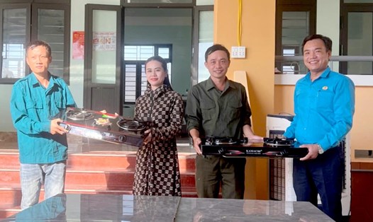 LĐLĐ huyện Quảng Trạch vừa trao quà cho trạm bảo vệ rừng và đoàn viên khó khăn trên địa bàn. Ảnh: Thu Hoài.