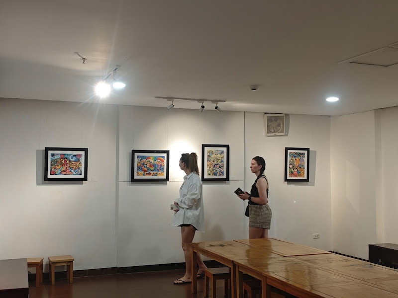 Foreign tourists visit the Museum of Fine Arts. Photo: Nguyen Linh