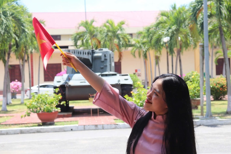 Nữ sinh viên tại Đà Nẵng tham quan Bảo tàng Quân Khu 5 trong dịp nghỉ lễ Quốc Khánh 2.9. Ảnh: Nguyễn Linh