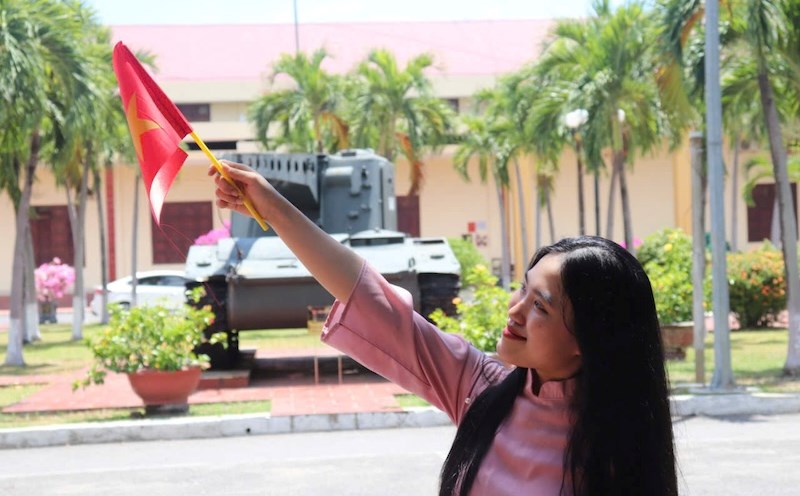 Nữ sinh viên tại Đà Nẵng tham quan Bảo tàng Quân Khu 5 trong dịp nghỉ lễ Quốc Khánh 2.9. Ảnh: Nguyễn Linh