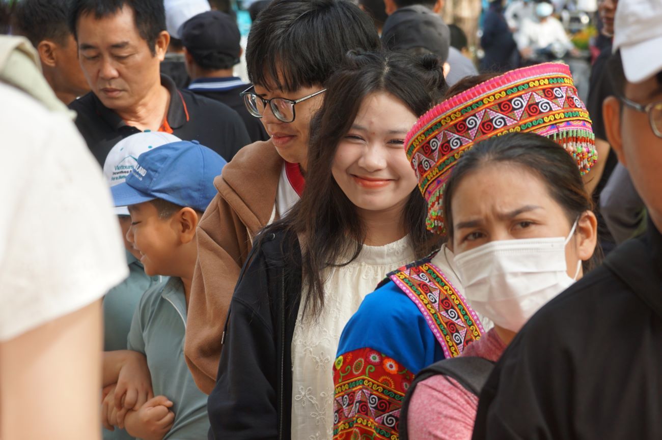 Hàng dài người xếp hàng chờ mua vé vào tham quan Dinh Độc Lập (Quận 1). Ảnh: Thanh Chân