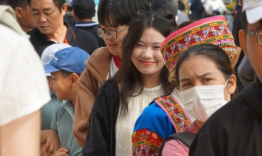 Hàng dài người xếp hàng chờ mua vé vào tham quan Dinh Độc Lập (Quận 1). Ảnh: Thanh Chân
