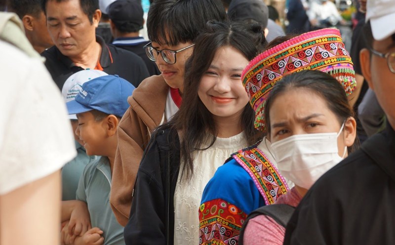 Hàng dài người xếp hàng chờ mua vé vào tham quan Dinh Độc Lập (Quận 1). Ảnh: Thanh Chân