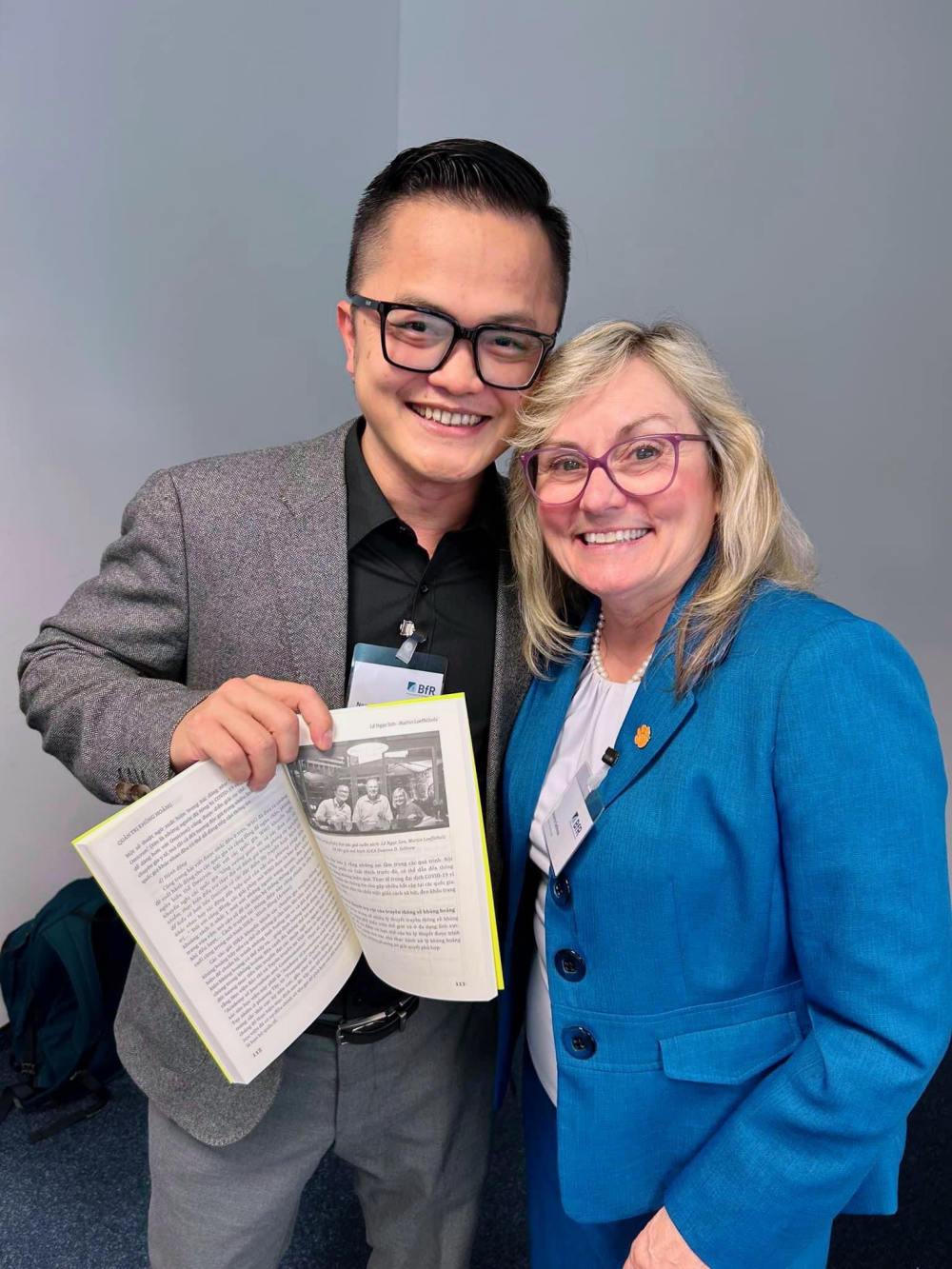 Expert Le Ngoc Son and Prof. Dr. Deanna Sellnow - President of the International Association for Risk and Crisis Communication, at a scientific conference of the Federal Institute for Risk Measurement, Berlin, Germany. Photo: Tim Sellnow