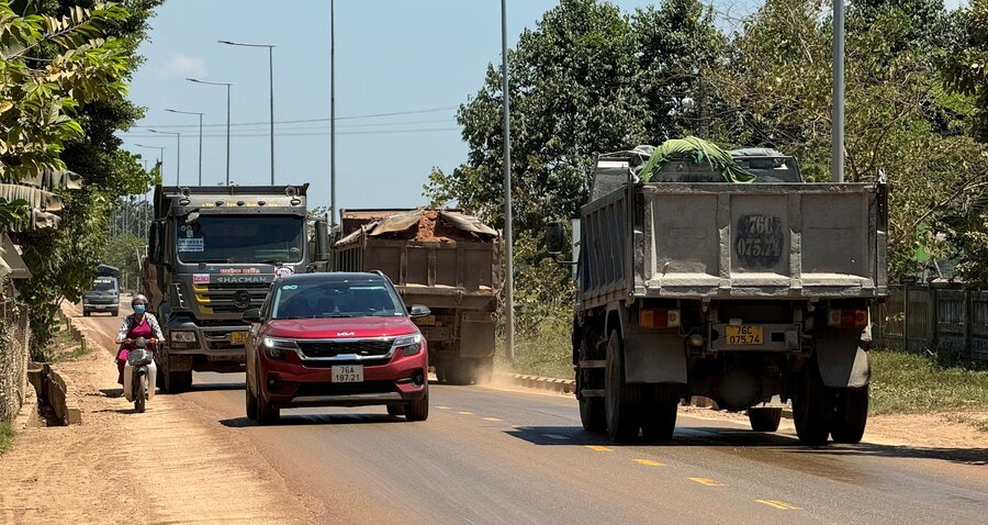 The number of trucks carrying soil through Nghia Hanh district has increased dramatically, posing a potential risk of traffic accidents, making people feel insecure. Photo: Vien Nguyen