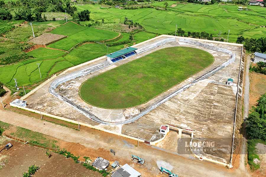 Tua Chua District Stadium has 4 stands with a capacity of 2,100 seats. This is a group C project, level III - civil works.