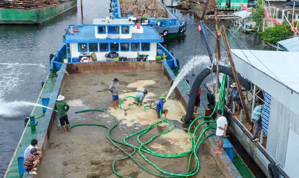 When arriving at the construction site, the sand is pumped with water to be washed again and re-checked for salinity before being pumped into the construction site. In Kien Giang and Ca Mau, the salinity measured in the rivers next to the construction site is about 22-27‰, higher than the salinity of the sand. "Because the construction sand is re-invaded by salt, the salinity is about 20-22‰. According to the standard, the salinity of the filling material is less than 5% (equivalent to 50‰), so in terms of criteria, the sea sand is guaranteed," said Mr. Do Minh Chau - Deputy Director of VNCN E&C Investment - Construction and Engineering Joint Stock Company.