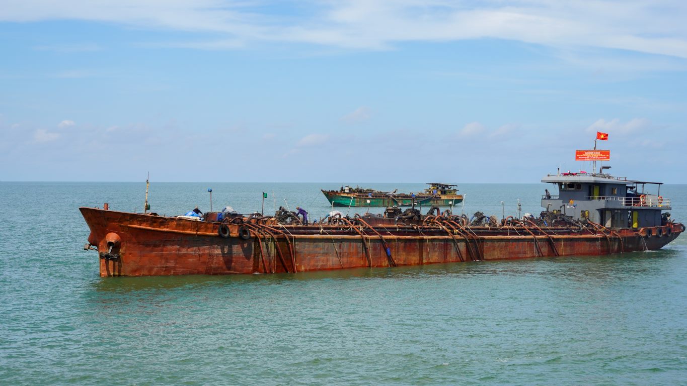 Currently, in the Mekong Delta, only B1 sea sand mine (Soc Trang province) is permitted by the Ministry of Natural Resources and Environment to exploit and serve key projects under a special mechanism. Previously, on June 21, 2024, the People's Committee of Soc Trang province issued a Confirmation of areas B1.1 and B1.2 to VNCN E&C Construction and Engineering Investment Joint Stock Company to organize exploitation to serve the construction of the North-South expressway project in the East. On June 29, 2024, the contractor began exploiting sea sand.