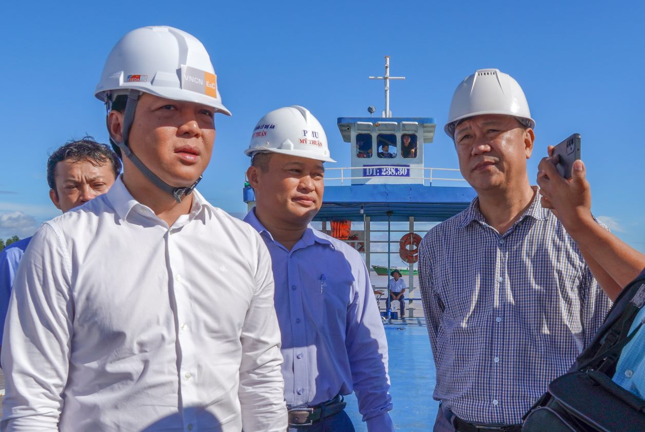 Mr. Do Minh Chau (in white shirt) - Deputy Director of VNCN E&C Construction and Engineering Investment Joint Stock Company said that at the transfer point, workers will continuously pump fresh water into the suction ship to wash away the salty sea sand. The ship's compartment is designed with holes, when full of water, it will overflow, carrying the salty water. When the water level in the compartment is 13-17‰, it is considered satisfactory. Immediately after that, the sand is pumped to the overflow ships to be brought back to the construction site.