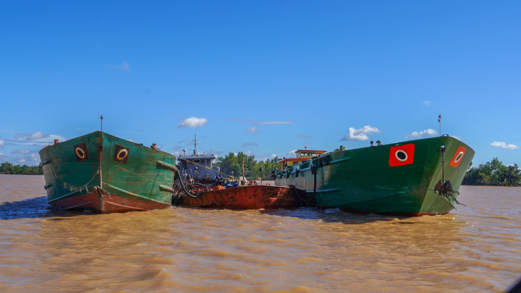 After being filled with sea sand, the spillway ships will bring sand to the construction site to serve the expressway construction in Kien Giang and Ca Mau within a period of 32-34 hours (equivalent to more than 180km). Meanwhile, the suction ship will move to the B1.1 and B1.2 mines offshore to collect more sand.