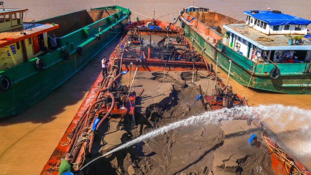 After exploitation, the sand will be transported to the freshwater area of ​​Hau River in Long Phu town (Long Phu district, Soc Trang province) to wash away the salt, about 40km from mine B1.