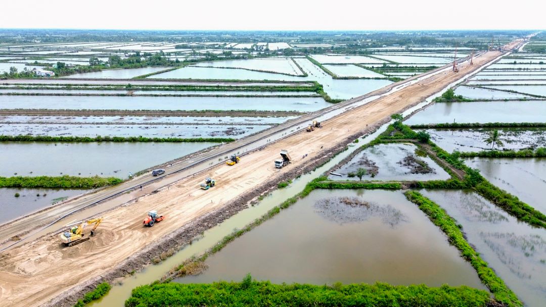 Theo Ban quản lý Mỹ Thuận, từ đầu tháng 7 đến cuối tháng 8, công suất khai thác được khoảng 6.500m3/1 ngày, với tổng khối lượng đã đưa về dự án khoảng 80.000m3. Dự kiến đến đầu tháng 9/2024 công suất tăng lên khoảng 15.000m3/ngày. Nhà thầu đang tiếp tục huy động thêm thiết bị khai thác để đảm bảo đạt được 20.000 - 30,000m3/ngày phục vụ dự án theo nhu cầu.